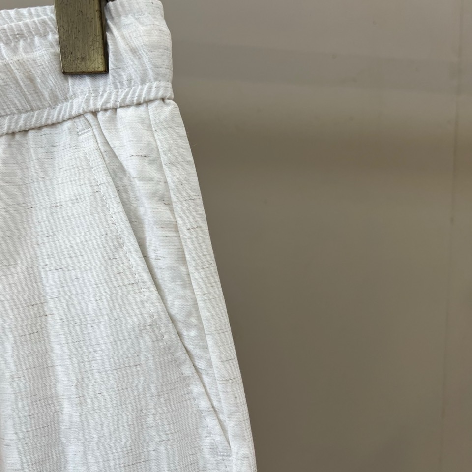 Polo Ralph Lauren拉夫劳伦、2026春夏新品休闲裤，以简约廓形诠释当代都市休闲美学，采用天然亚麻混纺面料