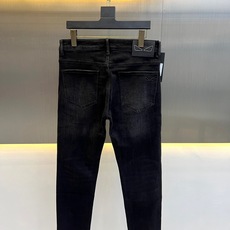 Fend芬迪、2026秋冬新品高街暗黑风修身小脚牛仔裤。 这条裤子真的是男生衣橱里的“万能底牌”! 主打轻熟极简风,黑灰 Fend芬迪、2026秋冬新品高街暗黑风修身小脚牛仔裤。 这条裤子真的是男生衣橱里的“万能底牌”! 主打轻熟极简风,黑灰