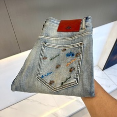 ALO、2026秋冬新品高街涂鸦水洗牛仔裤。 一眼就被后口袋的闪电刺绣击中!这种不羁的设计感,真的能让回头率瞬间拉满。 ALO、2026秋冬新品高街涂鸦水洗牛仔裤。 一眼就被后口袋的闪电刺绣击中!这种不羁的设计感,真的能让回头率瞬间拉满。