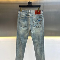 ALO、2026秋冬新品高街涂鸦水洗牛仔裤。 一眼就被后口袋的闪电刺绣击中!这种不羁的设计感,真的能让回头率瞬间拉满。 ALO、2026秋冬新品高街涂鸦水洗牛仔裤。 一眼就被后口袋的闪电刺绣击中!这种不羁的设计感,真的能让回头率瞬间拉满。