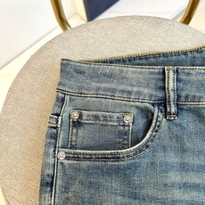 ARM阿玛尼、2026秋冬新品复古水洗修身牛仔裤 这条裤子真的绝了!穿上秒变腿精,型男氛围感直接拉满。 意式复古街头风, ARM阿玛尼、2026秋冬新品复古水洗修身牛仔裤 这条裤子真的绝了!穿上秒变腿精,型男氛围感直接拉满。 意式复古街头风,