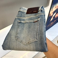 Zegna杰尼亚、2026秋冬新品复古猫须修身直筒牛仔裤。 这件牛仔裤真的绝了!一眼相中的复古灵魂,上身瞬间气场拉满。 Zegna杰尼亚、2026秋冬新品复古猫须修身直筒牛仔裤。 这件牛仔裤真的绝了!一眼相中的复古灵魂,上身瞬间气场拉满。