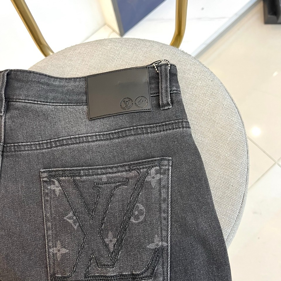1v威登、26秋冬新品复古浮石水洗直筒牛仔裤。 简约不简单的单品,小直筒版型,自在不拘束,轻松打造高级感。 走的是低调雅 1v威登、26秋冬新品复古浮石水洗直筒牛仔裤。 简约不简单的单品,小直筒版型,自在不拘束,轻松打造高级感。 走的是低调雅