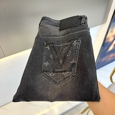 1v威登、26秋冬新品复古浮石水洗直筒牛仔裤。 简约不简单的单品,小直筒版型,自在不拘束,轻松打造高级感。 走的是低调雅 1v威登、26秋冬新品复古浮石水洗直筒牛仔裤。 简约不简单的单品,小直筒版型,自在不拘束,轻松打造高级感。 走的是低调雅