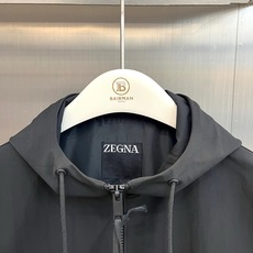 Zegna杰尼亚、2026新品拼色连帽夹克 经典奢品的意式高街神级外套,一眼相中的高级感! 老钱风融合街头运动感,定制功 Zegna杰尼亚、2026新品拼色连帽夹克 经典奢品的意式高街神级外套,一眼相中的高级感! 老钱风融合街头运动感,定制功