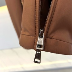 Mon蒙口、26ss男士Socot商务皮标翻领薄棉夹克外套 日常通勤的秋冬神器,这件夹克真的太有质感了! 老钱风+轻熟雅 Mon蒙口、26ss男士Socot商务皮标翻领薄棉夹克外套 日常通勤的秋冬神器,这件夹克真的太有质感了! 老钱风+轻熟雅