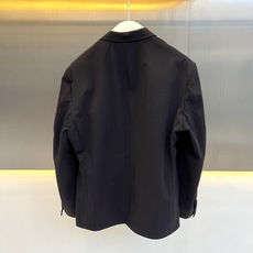 Brunello Cucinelli-BC、2026秋冬新品休闲西装外套。 谁说西装只能用来上班?这件才是男人该有的松弛 Brunello Cucinelli-BC、2026秋冬新品休闲西装外套。 谁说西装只能用来上班?这件才是男人该有的松弛