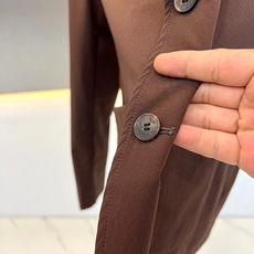 Brunello Cucinelli-BC、2026秋冬新品休闲西装外套。 谁说西装只能用来上班?这件才是男人该有的松弛 Brunello Cucinelli-BC、2026秋冬新品休闲西装外套。 谁说西装只能用来上班?这件才是男人该有的松弛