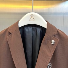 Brunello Cucinelli-BC、2026秋冬新品休闲西装外套。 谁说西装只能用来上班?这件才是男人该有的松弛 Brunello Cucinelli-BC、2026秋冬新品休闲西装外套。 谁说西装只能用来上班?这件才是男人该有的松弛