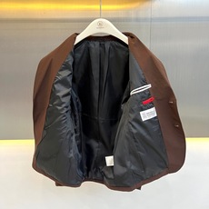 Brunello Cucinelli-BC、2026秋冬新品休闲西装外套。 谁说西装只能用来上班?这件才是男人该有的松弛 Brunello Cucinelli-BC、2026秋冬新品休闲西装外套。 谁说西装只能用来上班?这件才是男人该有的松弛