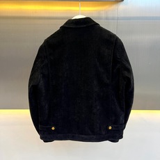 1v威登、2026秋冬新品灯芯绒工装夹克外套。 这件外套上身真的太有质感了!硬汉的松弛感拿捏得死死的。 经典的工装版型设 1v威登、2026秋冬新品灯芯绒工装夹克外套。 这件外套上身真的太有质感了!硬汉的松弛感拿捏得死死的。 经典的工装版型设