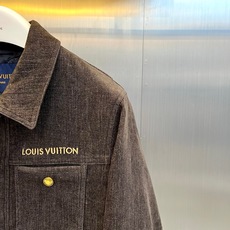 1v威登、2026秋冬新品灯芯绒工装夹克外套。 这件外套上身真的太有质感了!硬汉的松弛感拿捏得死死的。 经典的工装版型设 1v威登、2026秋冬新品灯芯绒工装夹克外套。 这件外套上身真的太有质感了!硬汉的松弛感拿捏得死死的。 经典的工装版型设