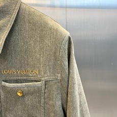 1v威登、2026秋冬新品灯芯绒工装夹克外套。 这件外套上身真的太有质感了!硬汉的松弛感拿捏得死死的。 经典的工装版型设 1v威登、2026秋冬新品灯芯绒工装夹克外套。 这件外套上身真的太有质感了!硬汉的松弛感拿捏得死死的。 经典的工装版型设