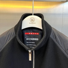 Prad普拉达、2026秋冬新品拼接针织夹克外套。 秋冬王炸单品的高级感神作!这件夹克绝对是衣橱里的定海神针,穿上身瞬间 Prad普拉达、2026秋冬新品拼接针织夹克外套。 秋冬王炸单品的高级感神作!这件夹克绝对是衣橱里的定海神针,穿上身瞬间