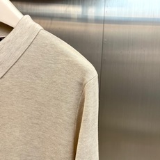 Loro Piana诺悠翩雅、2026新品莱赛尔桑蚕丝针织Polo衫 意式松弛感天花板,这件针织Polo简直是把“低调的 Loro Piana诺悠翩雅、2026新品莱赛尔桑蚕丝针织Polo衫 意式松弛感天花板,这件针织Polo简直是把“低调的