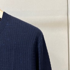 Loro Piana诺悠翩雅、2026秋冬新品意式复古华夫格针织衫。 秋冬衣橱没它真不行!这件毛衣简直是百搭的定海神针 Loro Piana诺悠翩雅、2026秋冬新品意式复古华夫格针织衫。 秋冬衣橱没它真不行!这件毛衣简直是百搭的定海神针