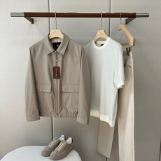 Loro Piana诺悠翩雅、2026秋冬新品经典翻领夹克外套。 这件单品完美诠释了何为“老钱风”天花板,摒弃多余繁复装 Loro Piana诺悠翩雅、2026秋冬新品经典翻领夹克外套。 这件单品完美诠释了何为“老钱风”天花板,摒弃多余繁复装