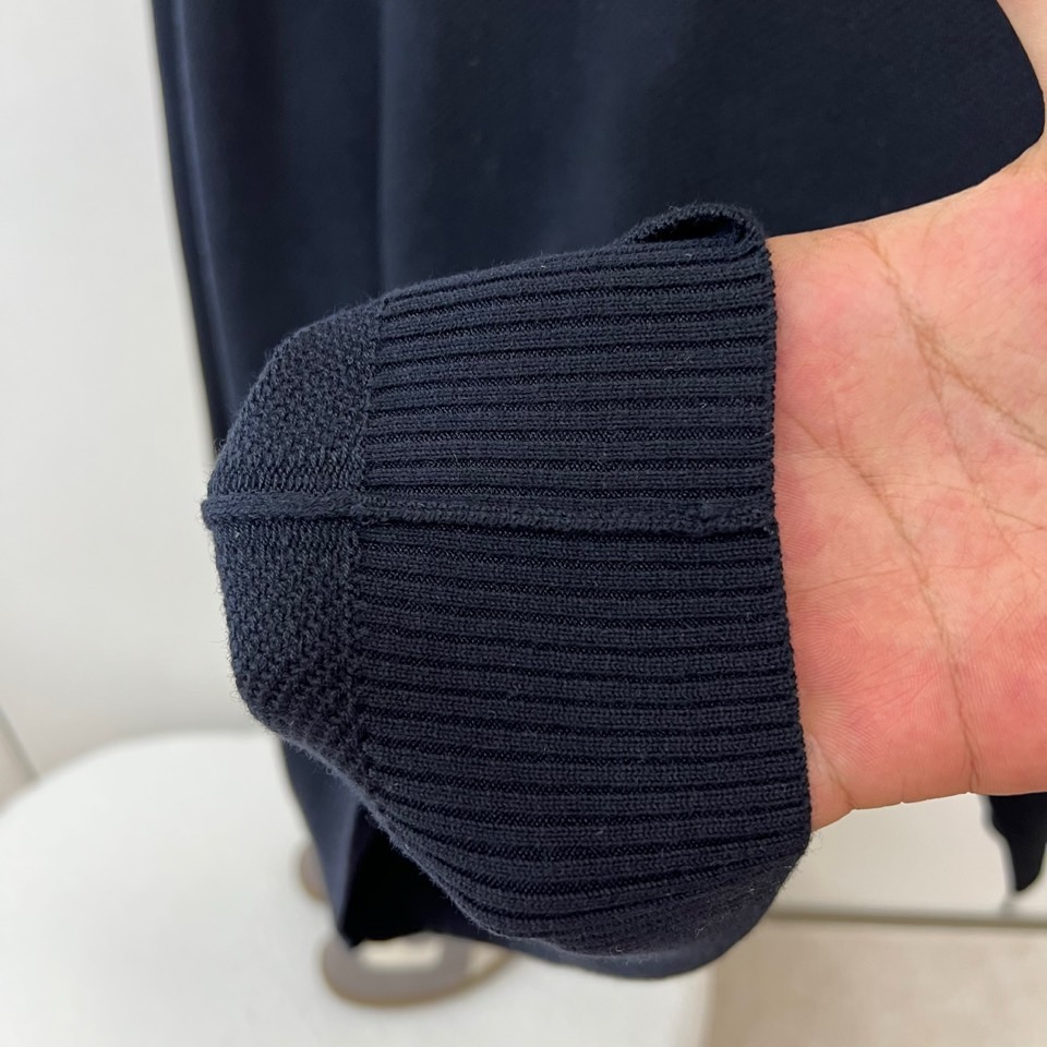 Zegna（杰尼亚）、26秋冬男士圆领针织衫​​，属于Zegna主线款。细密针织纹理，质感细腻，是典型的杰尼亚老钱风。 