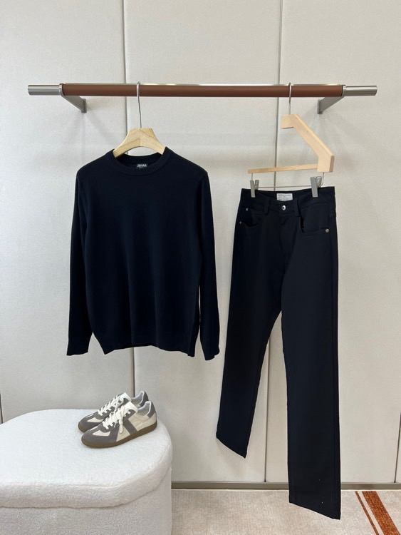 Zegna（杰尼亚）、26秋冬男士圆领针织衫​​，属于Zegna主线款。细密针织纹理，质感细腻，是典型的杰尼亚老钱风。 