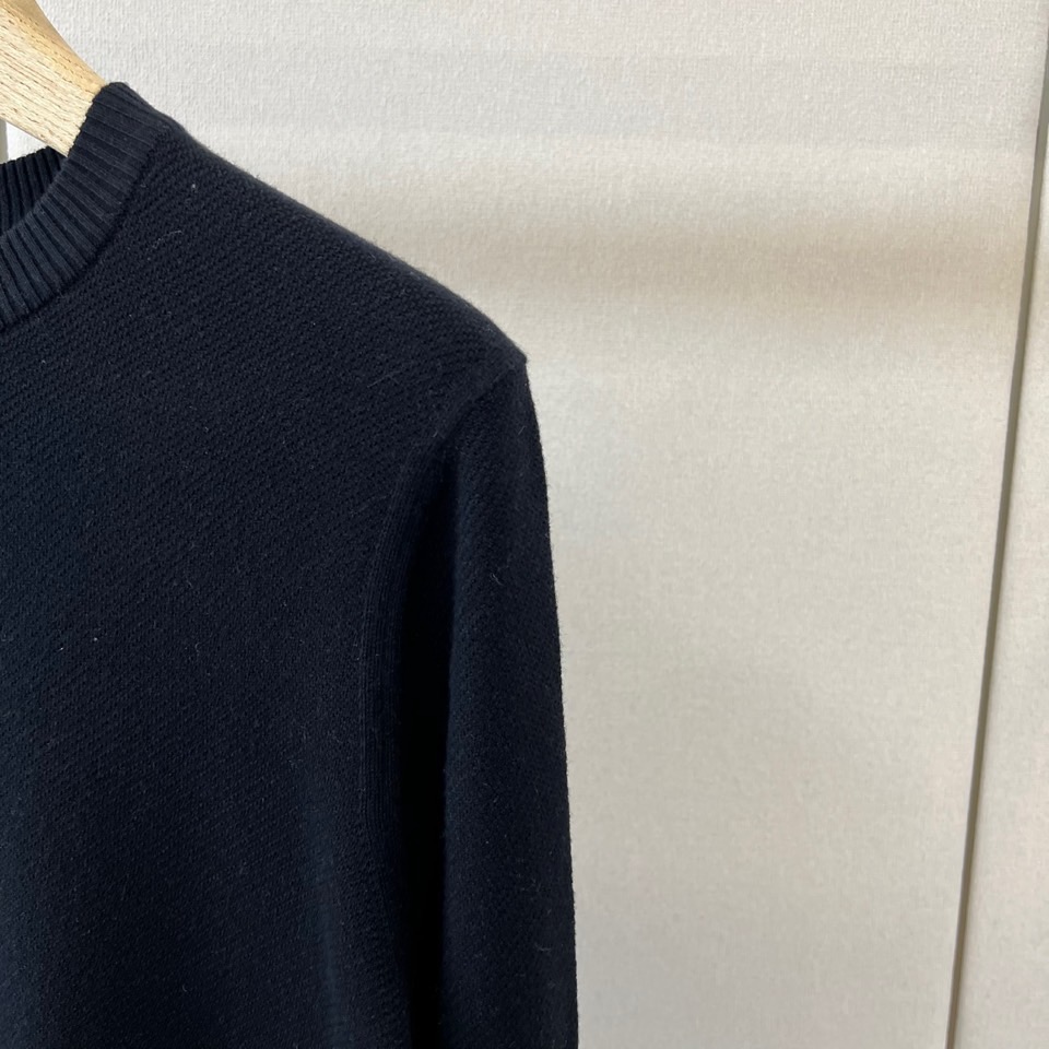 Zegna（杰尼亚）、26秋冬男士圆领针织衫​​，属于Zegna主线款。细密针织纹理，质感细腻，是典型的杰尼亚老钱风。 