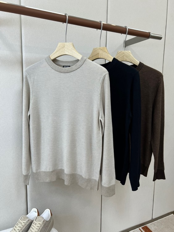 Zegna（杰尼亚）、26秋冬男士圆领针织衫​​，属于Zegna主线款。细密针织纹理，质感细腻，是典型的杰尼亚老钱风。 