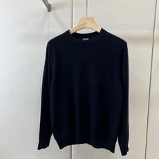 Zegna(杰尼亚)、26秋冬男士圆领针织衫,属于Zegna主线款。细密针织纹理,质感细腻,是典型的杰尼亚老钱风。 Zegna(杰尼亚)、26秋冬男士圆领针织衫,属于Zegna主线款。细密针织纹理,质感细腻,是典型的杰尼亚老钱风。
