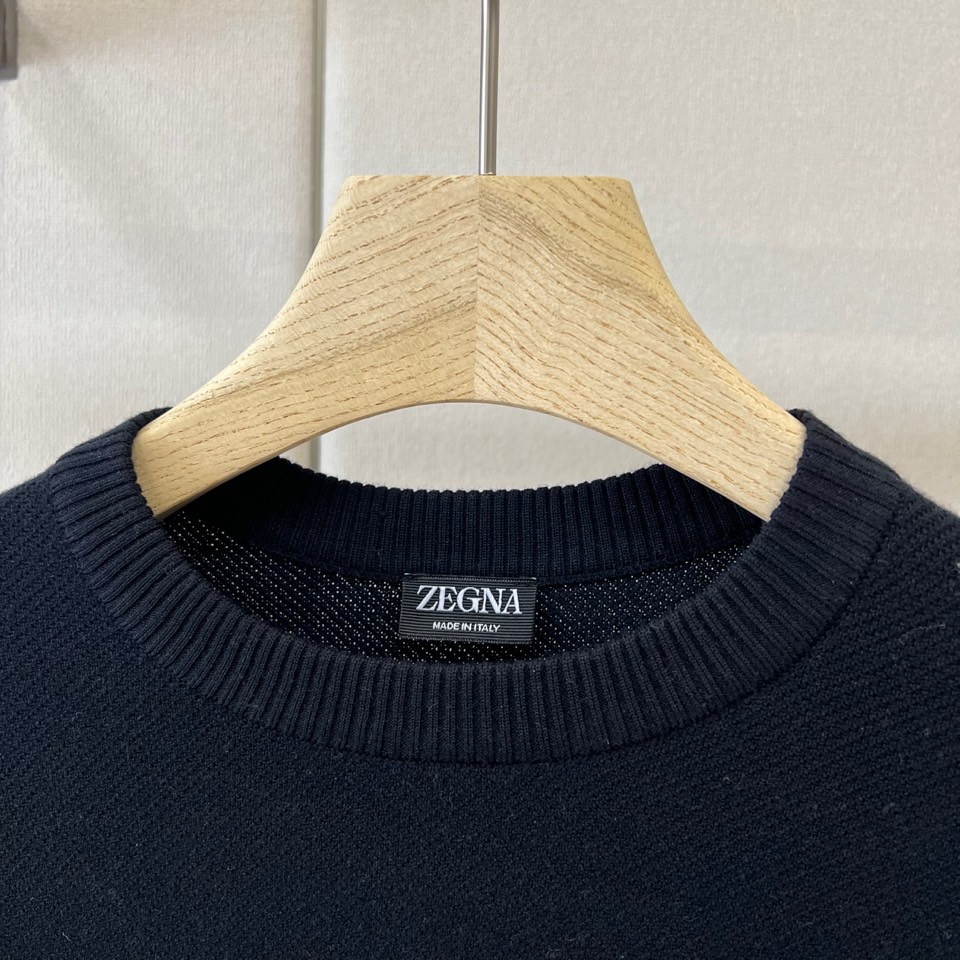 Zegna（杰尼亚）、26秋冬男士圆领针织衫​​，属于Zegna主线款。细密针织纹理，质感细腻，是典型的杰尼亚老钱风。 