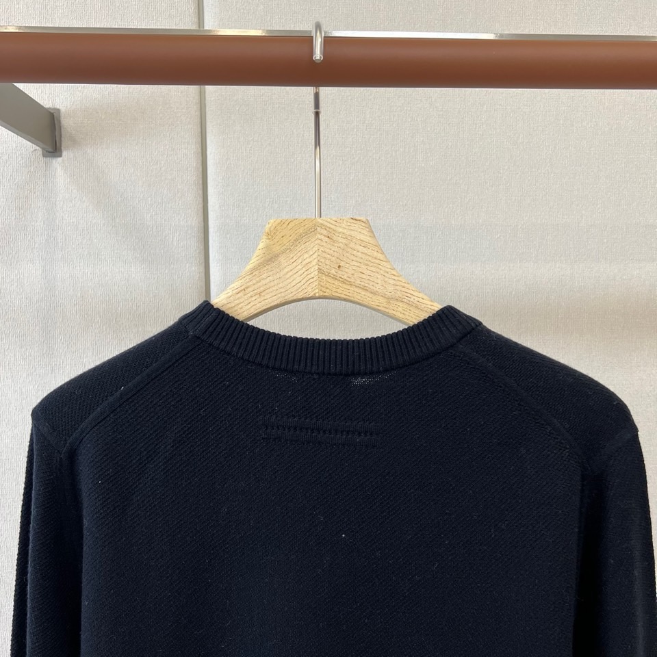 Zegna（杰尼亚）、26秋冬男士圆领针织衫​​，属于Zegna主线款。细密针织纹理，质感细腻，是典型的杰尼亚老钱风。 