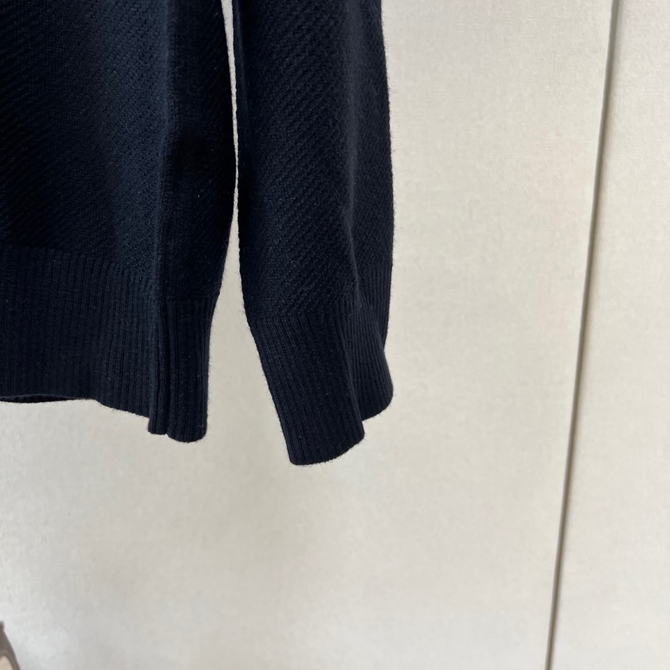 Zegna（杰尼亚）、26秋冬男士圆领针织衫​​，属于Zegna主线款。细密针织纹理，质感细腻，是典型的杰尼亚老钱风。 