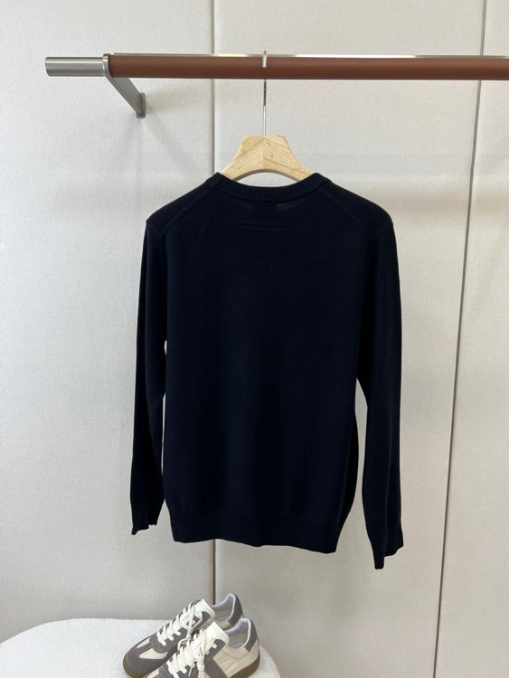 Zegna（杰尼亚）、26秋冬男士圆领针织衫​​，属于Zegna主线款。细密针织纹理，质感细腻，是典型的杰尼亚老钱风。 