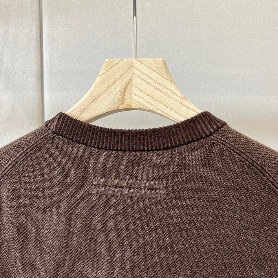 Zegna（杰尼亚）、26秋冬男士圆领针织衫​​，属于Zegna主线款。细密针织纹理，质感细腻，是典型的杰尼亚老钱风。 