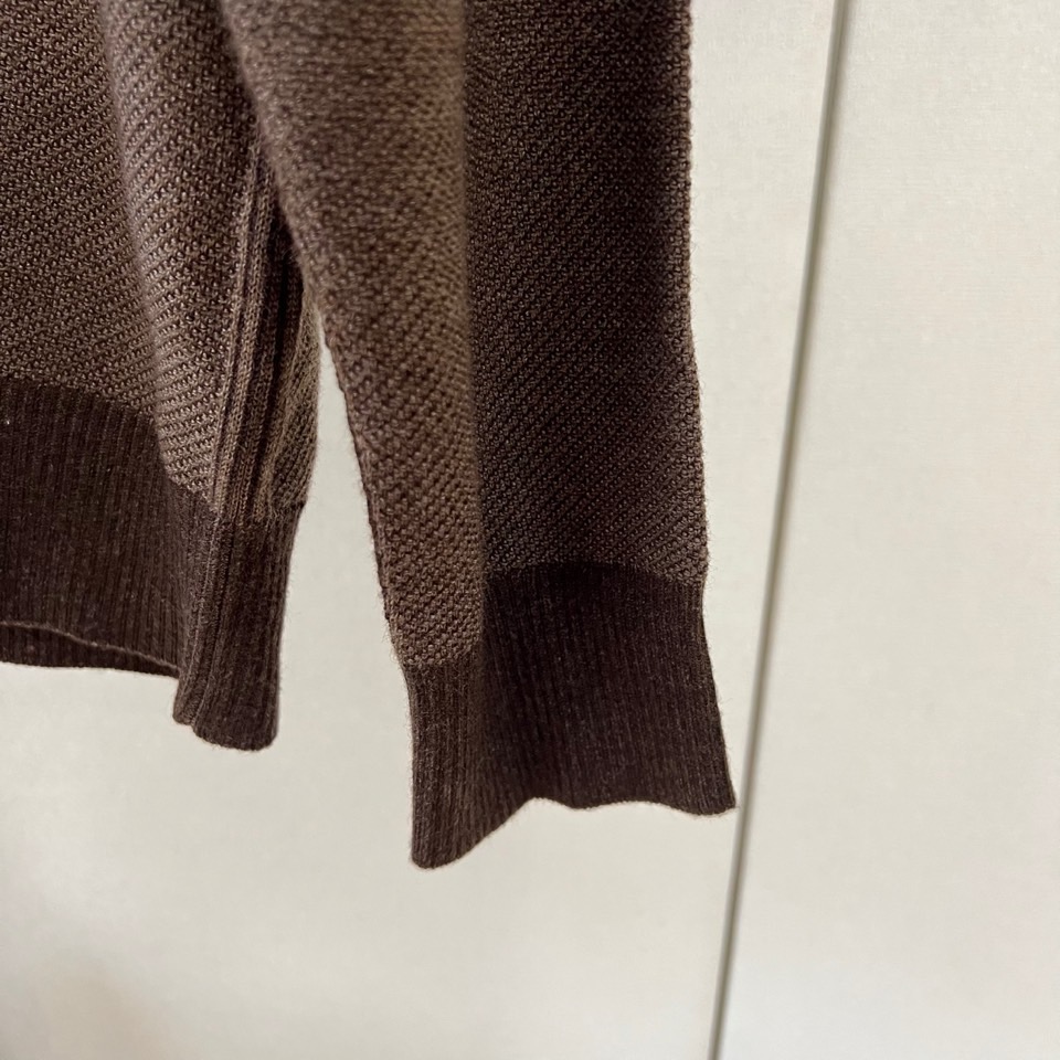 Zegna（杰尼亚）、26秋冬男士圆领针织衫​​，属于Zegna主线款。细密针织纹理，质感细腻，是典型的杰尼亚老钱风。 