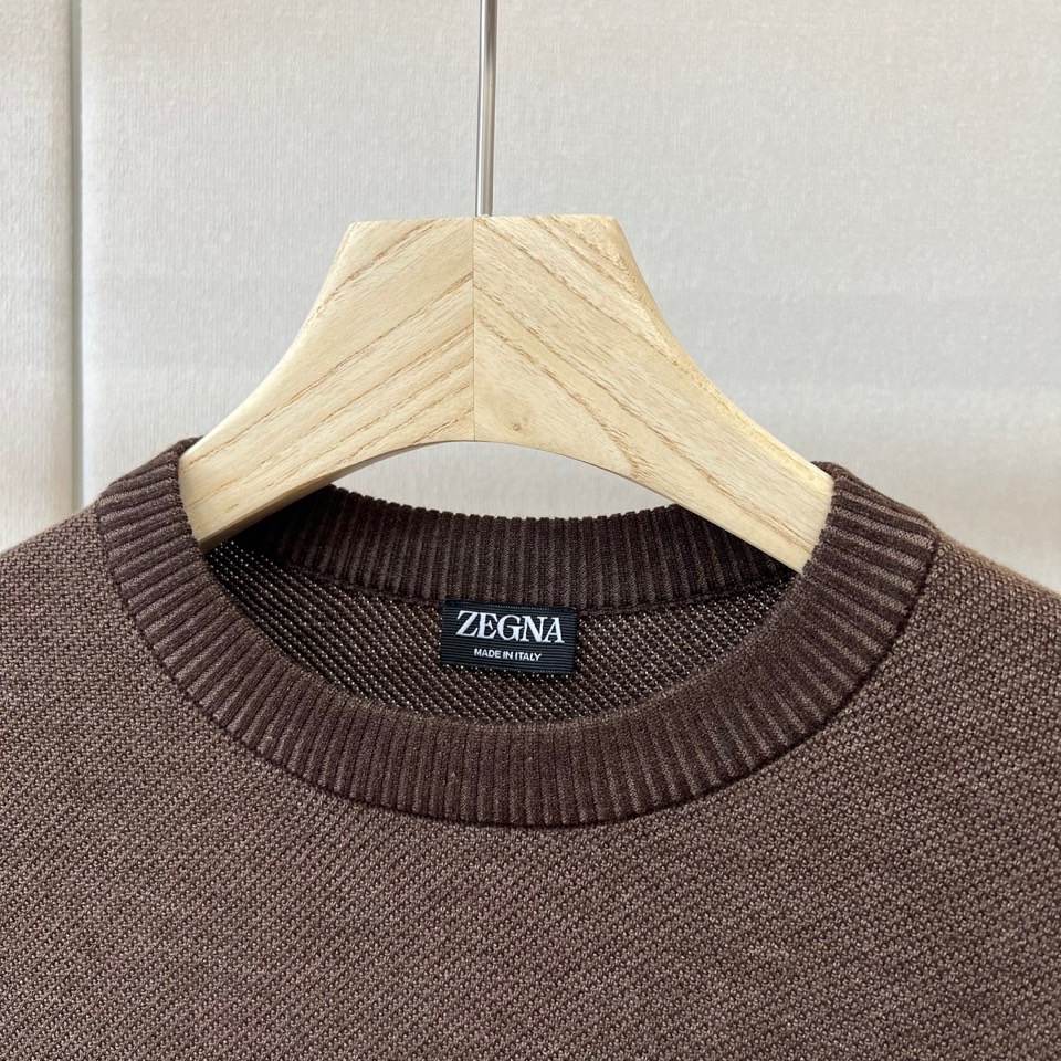 Zegna（杰尼亚）、26秋冬男士圆领针织衫​​，属于Zegna主线款。细密针织纹理，质感细腻，是典型的杰尼亚老钱风。 
