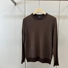Zegna(杰尼亚)、26秋冬男士圆领针织衫,属于Zegna主线款。细密针织纹理,质感细腻,是典型的杰尼亚老钱风。 Zegna(杰尼亚)、26秋冬男士圆领针织衫,属于Zegna主线款。细密针织纹理,质感细腻,是典型的杰尼亚老钱风。