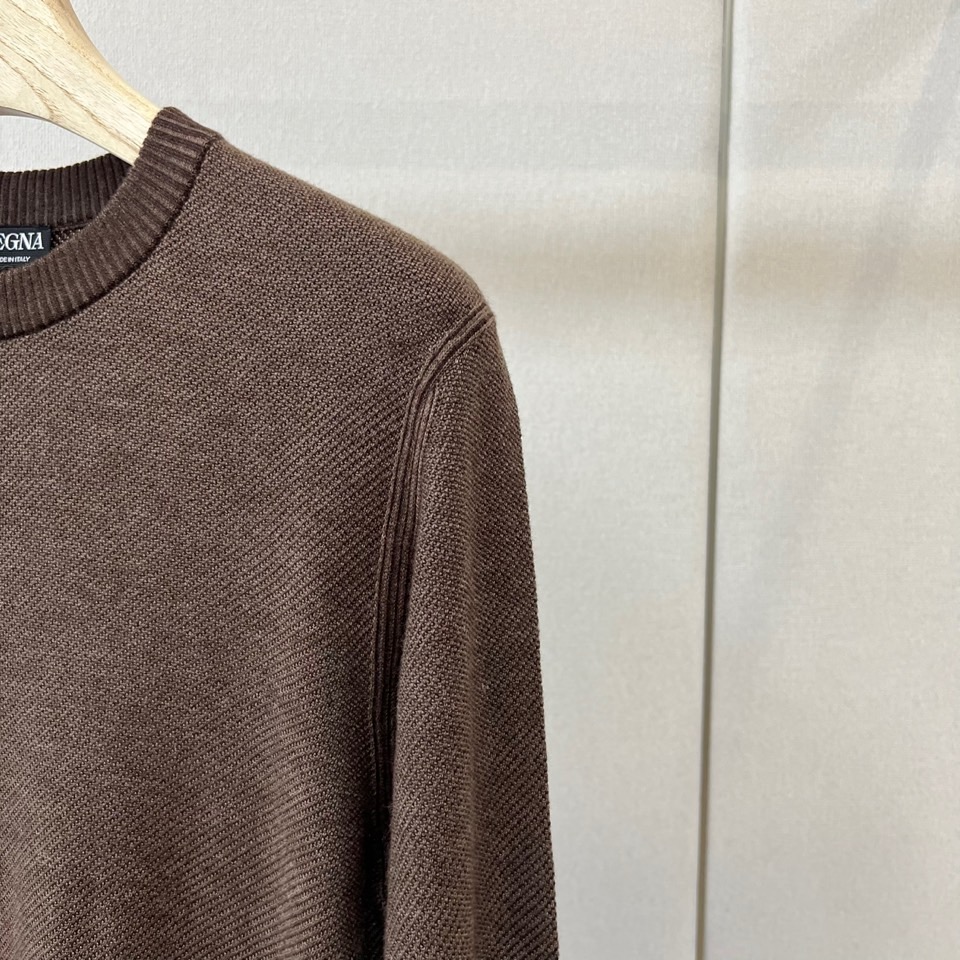 Zegna（杰尼亚）、26秋冬男士圆领针织衫​​，属于Zegna主线款。细密针织纹理，质感细腻，是典型的杰尼亚老钱风。 