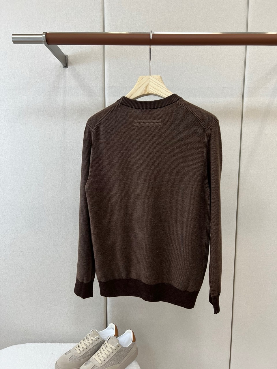 Zegna（杰尼亚）、26秋冬男士圆领针织衫​​，属于Zegna主线款。细密针织纹理，质感细腻，是典型的杰尼亚老钱风。 