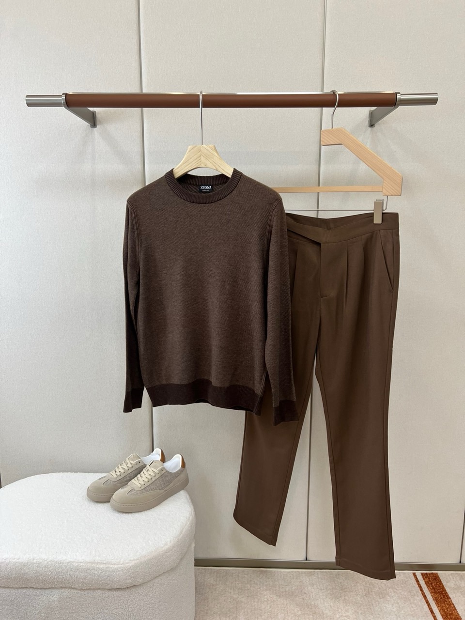 Zegna（杰尼亚）、26秋冬男士圆领针织衫​​，属于Zegna主线款。细密针织纹理，质感细腻，是典型的杰尼亚老钱风。 