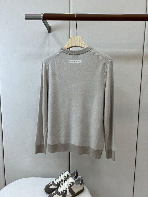 Zegna（杰尼亚）、26秋冬男士圆领针织衫​​，属于Zegna主线款。细密针织纹理，质感细腻，是典型的杰尼亚老钱风。 