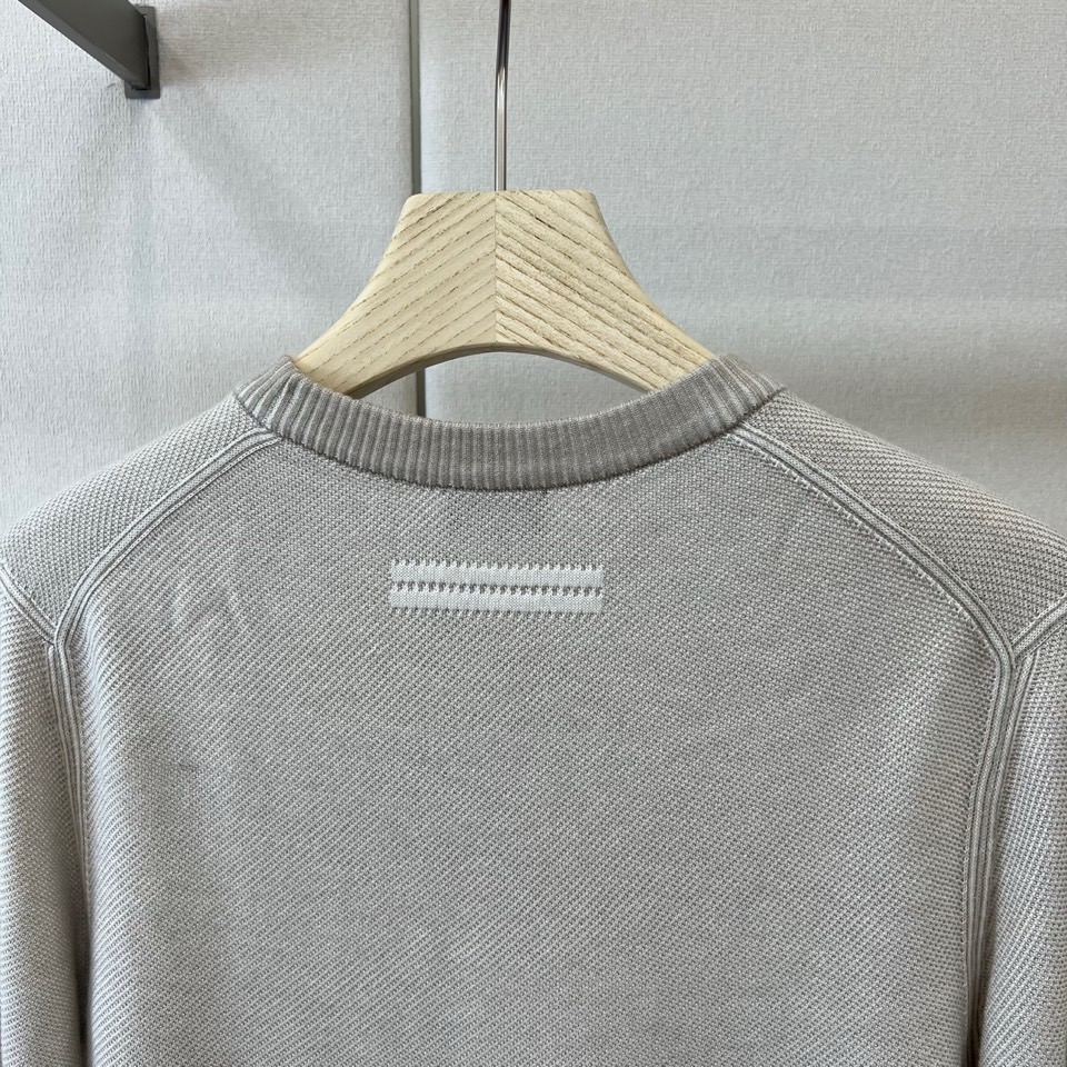 Zegna（杰尼亚）、26秋冬男士圆领针织衫​​，属于Zegna主线款。细密针织纹理，质感细腻，是典型的杰尼亚老钱风。 