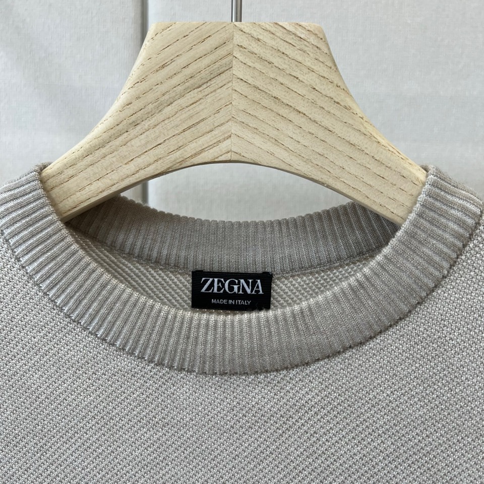 Zegna（杰尼亚）、26秋冬男士圆领针织衫​​，属于Zegna主线款。细密针织纹理，质感细腻，是典型的杰尼亚老钱风。 