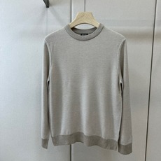 Zegna(杰尼亚)、26秋冬男士圆领针织衫,属于Zegna主线款。细密针织纹理,质感细腻,是典型的杰尼亚老钱风。 Zegna(杰尼亚)、26秋冬男士圆领针织衫,属于Zegna主线款。细密针织纹理,质感细腻,是典型的杰尼亚老钱风。