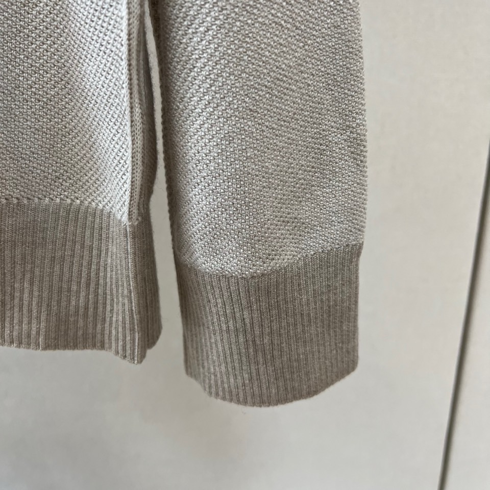 Zegna（杰尼亚）、26秋冬男士圆领针织衫​​，属于Zegna主线款。细密针织纹理，质感细腻，是典型的杰尼亚老钱风。 