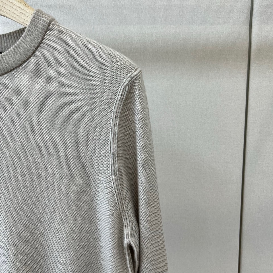 Zegna（杰尼亚）、26秋冬男士圆领针织衫​​，属于Zegna主线款。细密针织纹理，质感细腻，是典型的杰尼亚老钱风。 