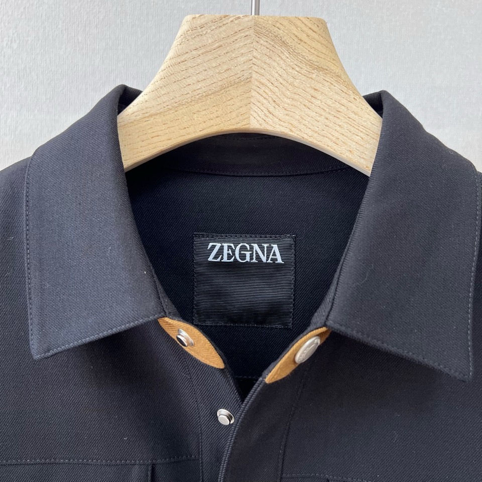 Zegna杰尼亚、2026秋冬新款工装夹克外套。 谁能拒绝这件把高级感和硬汉风平衡到极致的酒红外套！ 意式奢牌工装风，挺