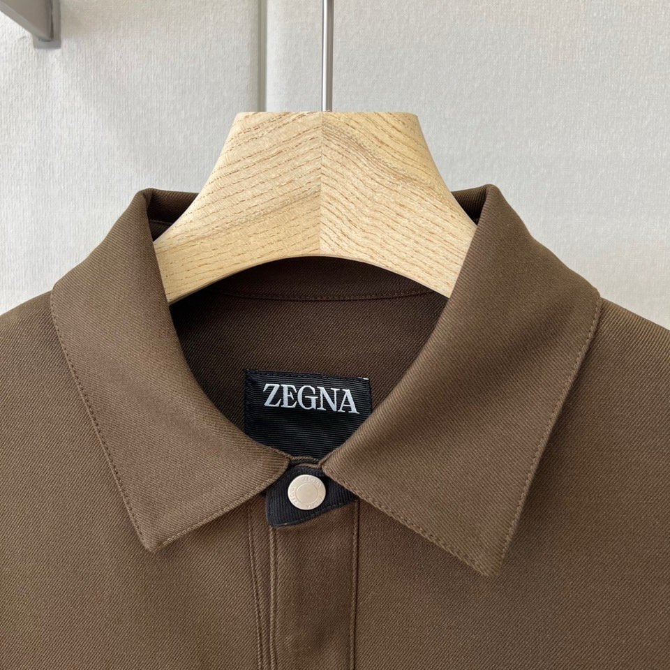 Zegna杰尼亚、2026秋冬新款工装夹克外套。 谁能拒绝这件把高级感和硬汉风平衡到极致的酒红外套！ 意式奢牌工装风，挺