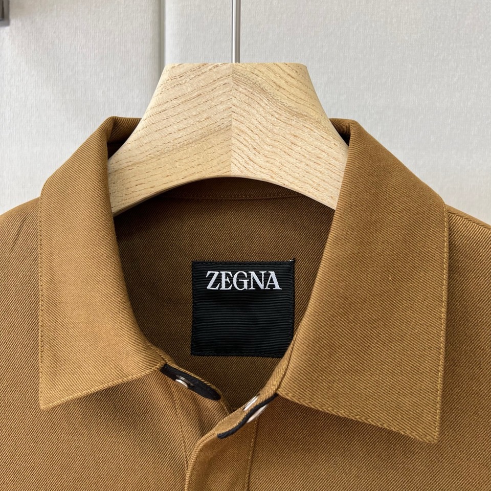 Zegna杰尼亚、2026秋冬新款工装夹克外套。 谁能拒绝这件把高级感和硬汉风平衡到极致的酒红外套！ 意式奢牌工装风，挺