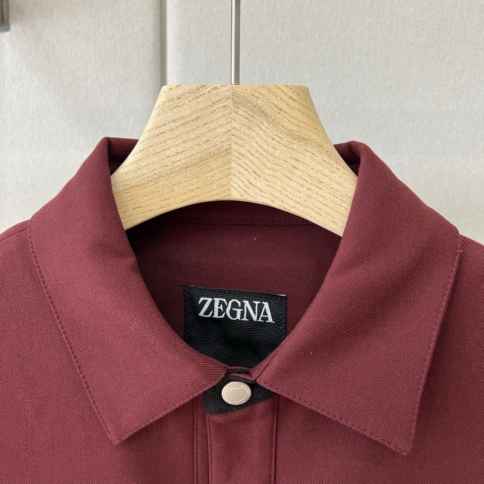 Zegna杰尼亚、2026秋冬新款工装夹克外套。 谁能拒绝这件把高级感和硬汉风平衡到极致的酒红外套！ 意式奢牌工装风，挺