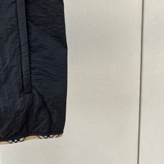 Bur巴宝莉、2026秋冬新品高密锦纶轻量立领廓形马甲。 这件马甲简直是秋冬季造型的百搭神器!想要在通勤和休闲之间无缝切 Bur巴宝莉、2026秋冬新品高密锦纶轻量立领廓形马甲。 这件马甲简直是秋冬季造型的百搭神器!想要在通勤和休闲之间无缝切