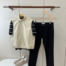 Bur巴宝莉、2026秋冬新品高密锦纶轻量立领廓形马甲。 这件马甲简直是秋冬季造型的百搭神器!想要在通勤和休闲之间无缝切 Bur巴宝莉、2026秋冬新品高密锦纶轻量立领廓形马甲。 这件马甲简直是秋冬季造型的百搭神器!想要在通勤和休闲之间无缝切