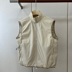Bur巴宝莉、2026秋冬新品高密锦纶轻量立领廓形马甲。 这件马甲简直是秋冬季造型的百搭神器!想要在通勤和休闲之间无缝切 Bur巴宝莉、2026秋冬新品高密锦纶轻量立领廓形马甲。 这件马甲简直是秋冬季造型的百搭神器!想要在通勤和休闲之间无缝切